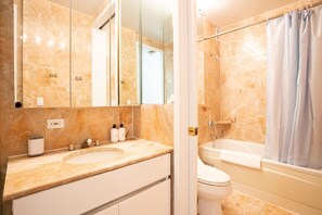 Séchoir à cheveux, serviettes fournies