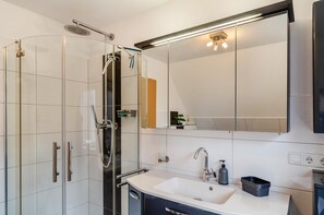 Dusche, Haartrockner, Handtücher