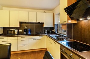 Een koelkast, een oven, een kookplaat, een vaatwasser