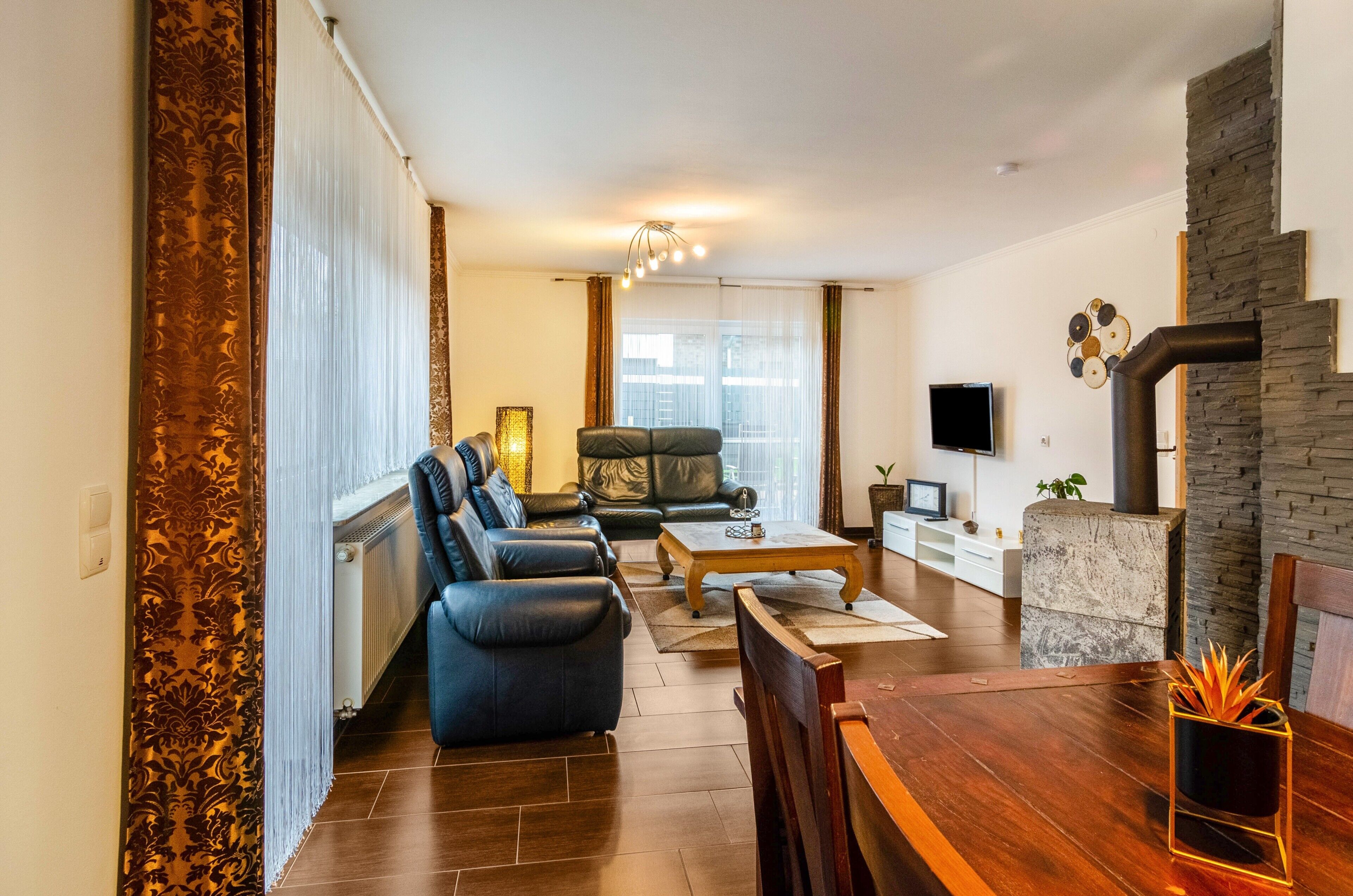TV, fireplace