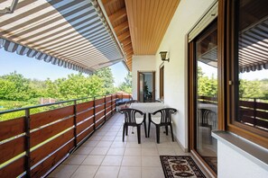 Outdoor dining - Apartment 'Weiler in den Bergen' with Mountain View, Balcony and Wi-Fi (Schwäbisch Gmünd)