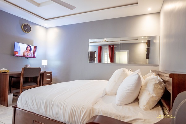 Rom – executive | 1 soverom, individuelt dekorert, skrivebord og blendingsgardiner