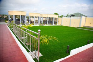 Property grounds - Bella Ella Hotel (Kasoa)