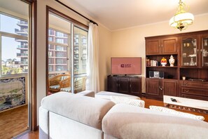 TV, books - GuestReady - Varanda de belas lembranças (Funchal)