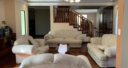 Elegant/spacious residence conveniently located 15 mins. from Cajas & downtown.