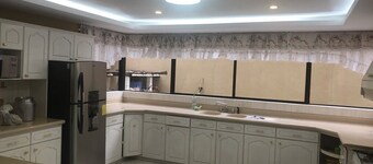 Elegant/spacious residence conveniently located 15 mins. from Cajas & downtown.