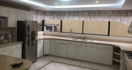 Elegant/spacious residence conveniently located 15 mins. from Cajas & downtown.