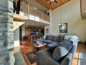 Televisión, reproductor de DVD y tenis de mesa