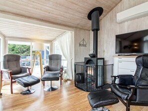 Télévision, cheminée, lecteur de DVD, baby-foot