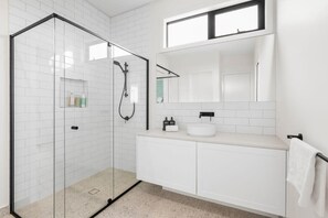 Ducha, secador de pelo y toallas