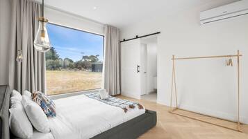 3 bedrooms, desk, iron/ironing board, WiFi