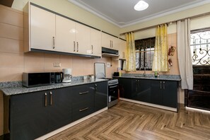 Kjøleskap, mikrobølgeovn, ovn og kokeplater