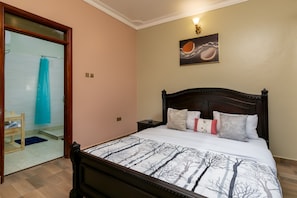 4 bedrooms, iron/ironing board, WiFi, bed sheets - Spacious & private family vacation rental that meets you comfort and relaxation. (Akright City)
