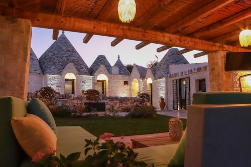 TD Trulli Della Magnolia Trulli w Amazing Garden
