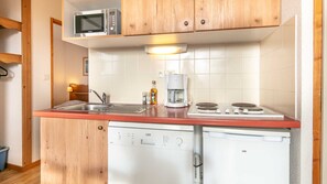 Refrigerador, microondas, lavavajillas y cafetera y tetera