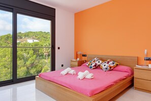 6 bedrooms, iron/ironing board, Internet, bed sheets - 6 Bedroom Villa, Sea Views, Pool, Tamariu (Palafrugell)