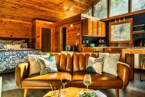 Smart TV, fireplace, video library - 5min to Pkway | Fire Pit | Hot Tub | Outdoor Movie (Pigeon Forge)