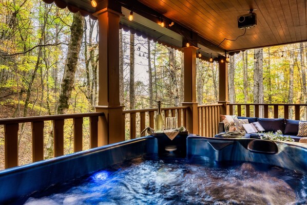 Outdoor spa tub - 5min to Pkway | Fire Pit | Hot Tub | Outdoor Movie (Pigeon Forge)