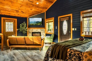 Smart TV, fireplace, video library - 5min to Pkway | Fire Pit | Hot Tub | Outdoor Movie (Pigeon Forge)