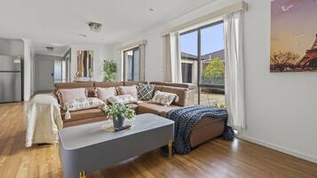 Deluxe House | Living area