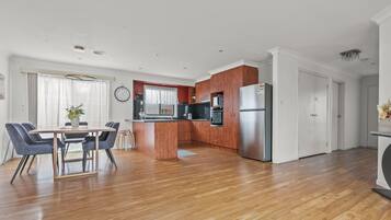 Deluxe House | In-room dining