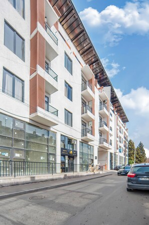 A multi-story building with large windows and balconies. - H&B apartments Akhmeta (Tbilisi)
