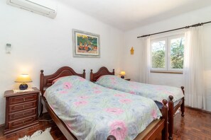 4 bedrooms, iron/ironing board, free WiFi, bed sheets