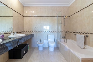 Shower, hair dryer - Casa Presa Da Moura - sea views, communal pool, jacuzzi, steam room and gym (Carvoeiro)