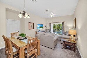 TV - Cozy, Spacious Condo Near Disney (Davenport)