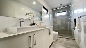 House | Bathroom | Shower, towels
