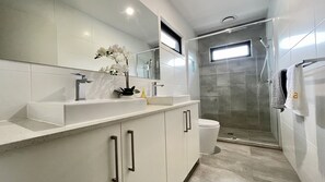 Huis | Badkamer | Een douche, handdoeken