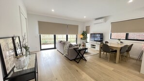 Casa | Área de sala de estar | Televisión de pantalla plana, Netflix y servicios de streaming 