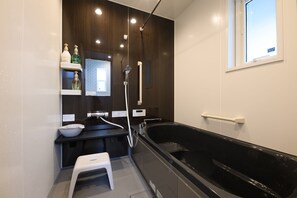 Villa Confort | Salle de bain | Baignoire et douche séparées, sèche-cheveux, chaussons, bidet