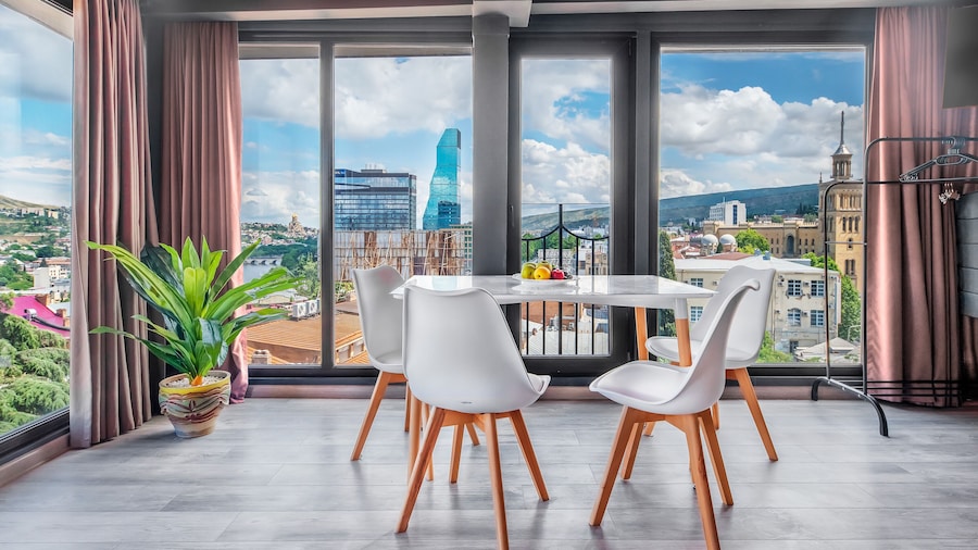 H&B apartments Pier Kobakhidze