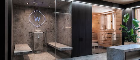Un interior moderno con una recepción, un recinto de vidrio con un logotipo y detalles de madera.