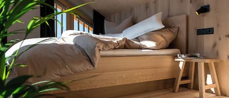 2 bedrooms, internet, bed sheets