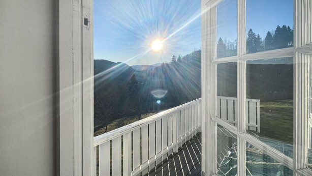 A window with a view of a mountain landscape and a clear sky. - 4 bedroom cozy home in Svorkmo (Svorkmo)