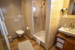 Dusche, Haartrockner, Handtücher