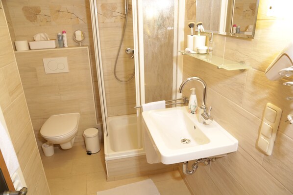 Ducha, secador de pelo y toallas