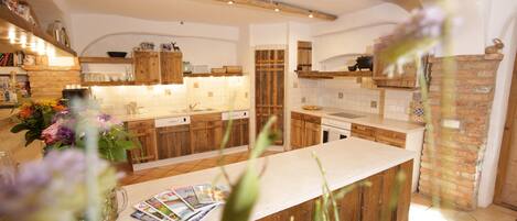 雪櫃、微波爐、焗爐、爐具