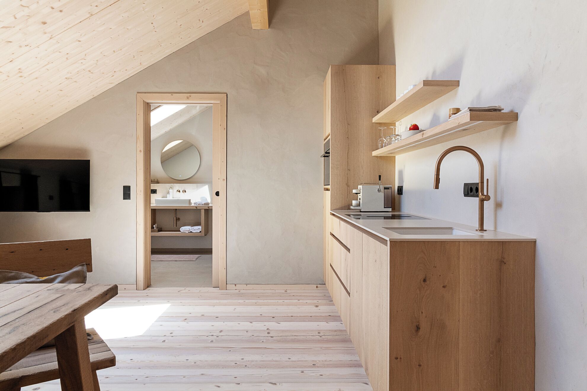 Une cuisine moderne avec des meubles en bois, un évier encastré et un robinet suspendu.