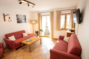 Tv, dvd-spelare och ett bordtennisbord