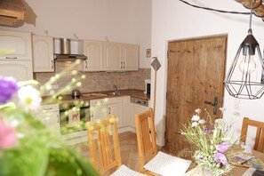 Køleskab, mikrobølgeovn, ovn, kogeplade