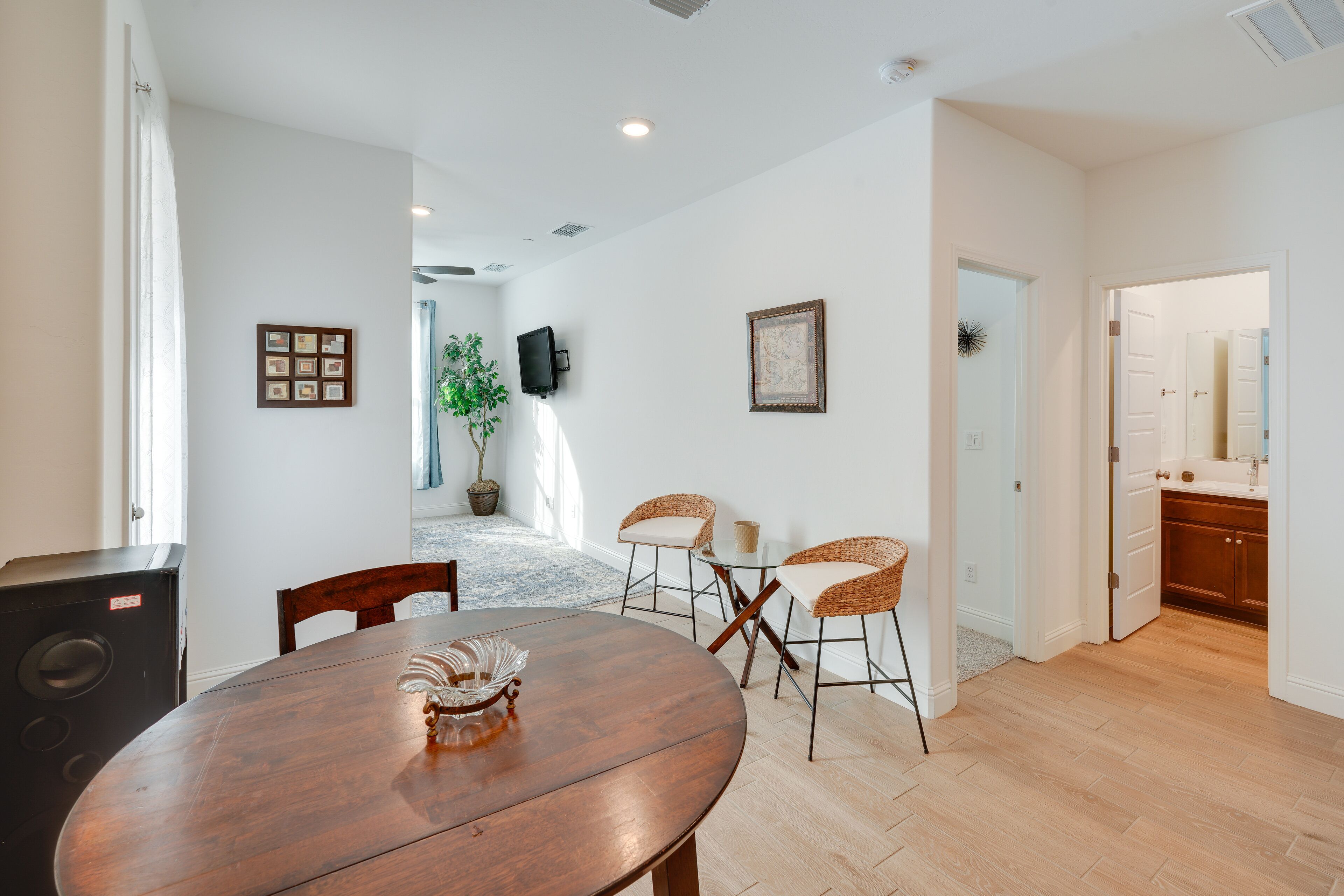 Lovely Shafter Home ~ 8 Mi to Riverwalk Plaza!
