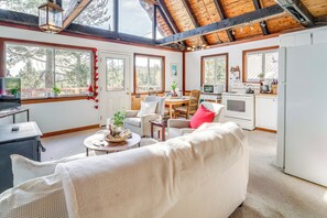 TV - Serene Lakes Cabin w/ Deck: Dog Friendly! (Soda Springs)