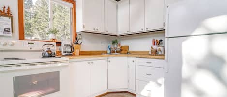 Réfrigérateur, four à micro-ondes, un four, surface de cuisson