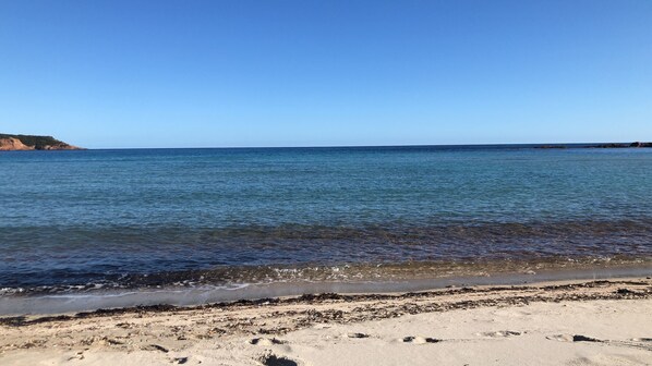 Chaises longues, serviettes de plage