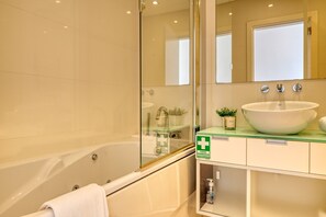 Shower, hair dryer, towels, soap - Jasmineiro, a Home in Madeira (Funchal)