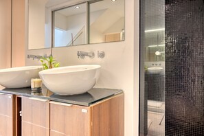 Shower, hair dryer, towels, soap - Jasmineiro, a Home in Madeira (Funchal)