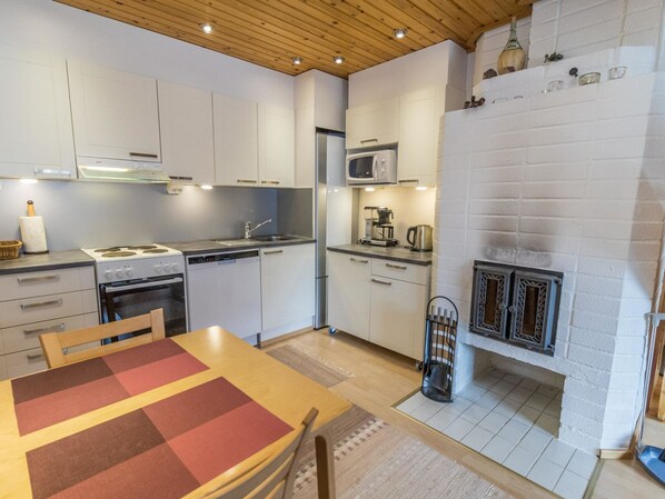 Køleskab, mikrobølgeovn, opvaskemaskine, brødrister